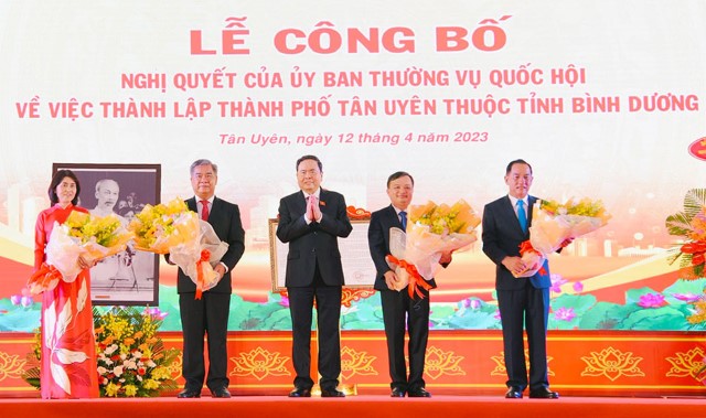 PHÓ CHỦ TỊCH THƯỜNG TRỰC QUỐC HỘI TRẦN THANH MẪN DỰ LỄ CÔNG BỐ NGHỊ QUYẾT THÀNH LẬP THÀNH PHỐ TÂN UYÊN, BÌNH DƯƠNG